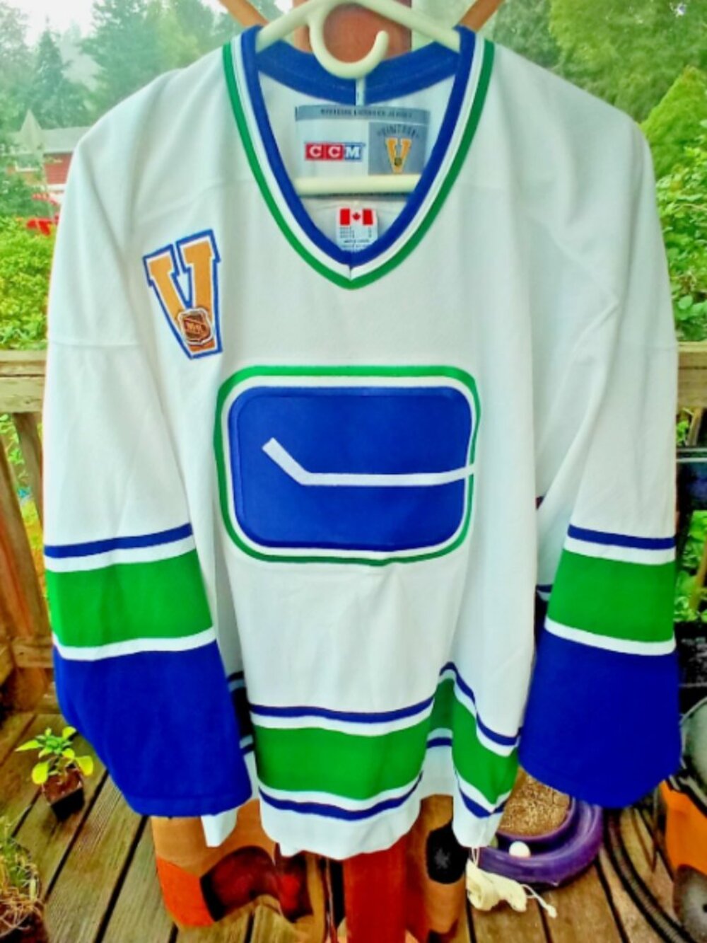 (L) CCM Vintage Hockey Vancouver Canucks NHL Hockey Jersey